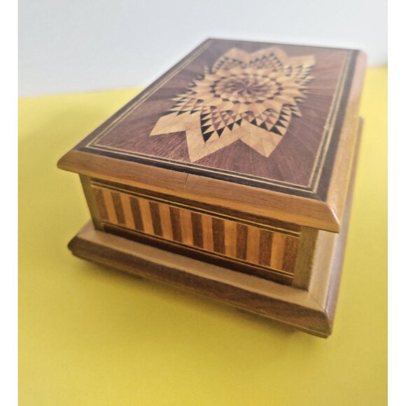 VINTAGE Wooden Decorative Box Inlaid jewelry box felt insert 6.5" x 4.75" - Picture 14 of 15
